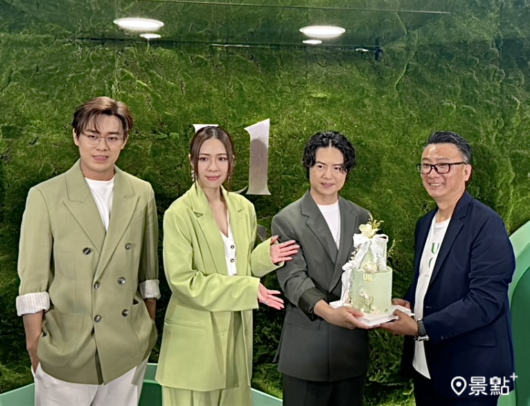 告五人送蛋糕給UG董事長，慶祝UG的好成績！