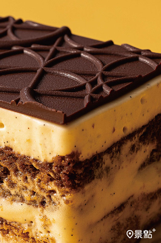 這款甜點巧思之處，在於「頂層巧克力片」。