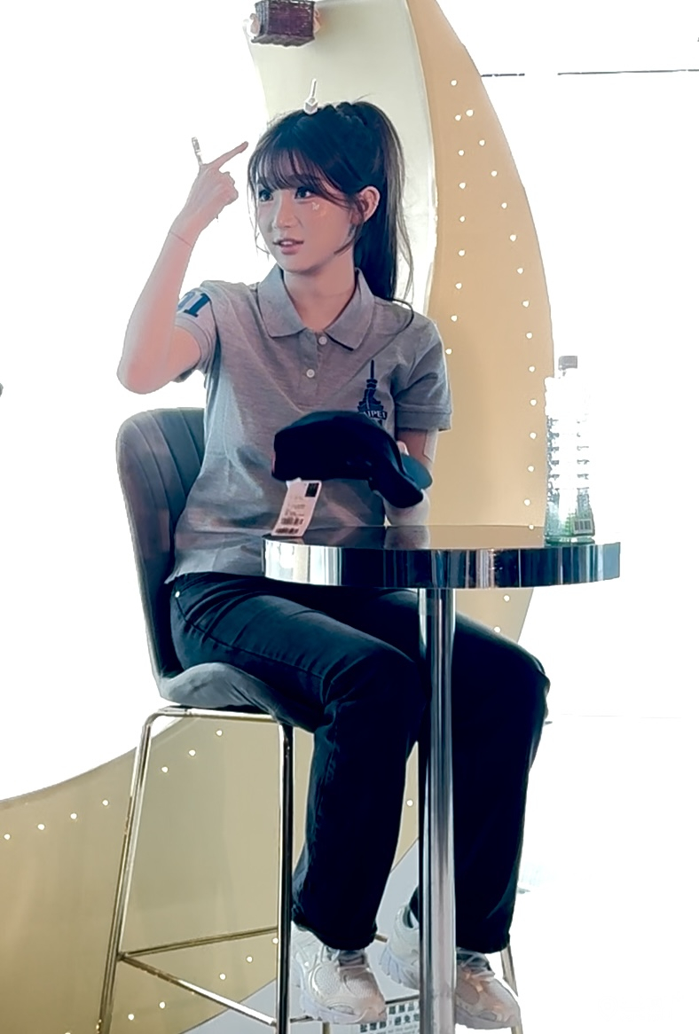 李珠珢俏皮把台北101造型瓶裝水的「塔尖」放在頭上。（圖 / 景點+ 張盈盈）