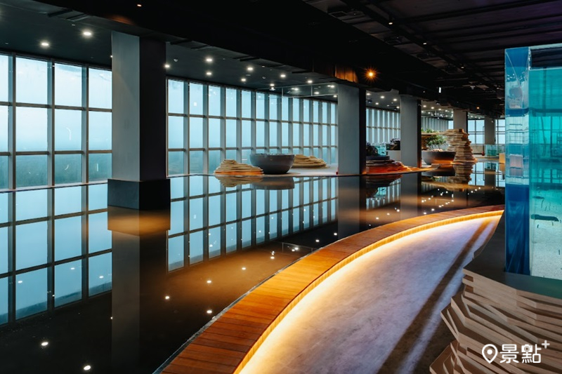 濕地區為全台首座室內人工溼地，延伸至台中港灣景致。濕地區旁長七公尺花園鰻展示缸更是全台最大！