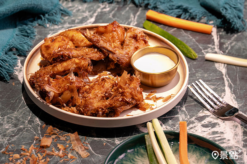 全新雞翅口味—撒上柴魚片的「黑醋歌舞醬魂」。