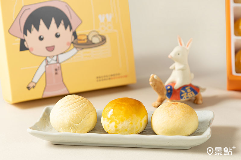 以大甲檳榔心芋製成香濃芋泥的香芋酥、招牌蛋黃酥系列、細緻柔綿的綠豆小月餅（由左至右）。