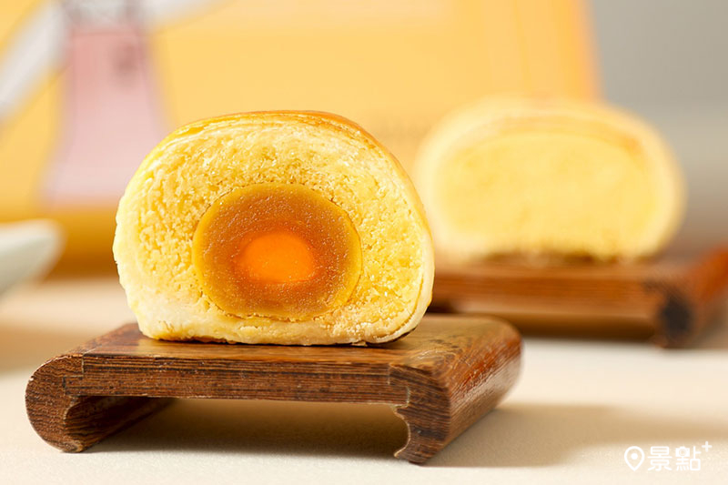 以充滿奶香的招牌綠豆餡，包裹金黃鹹蛋黃。