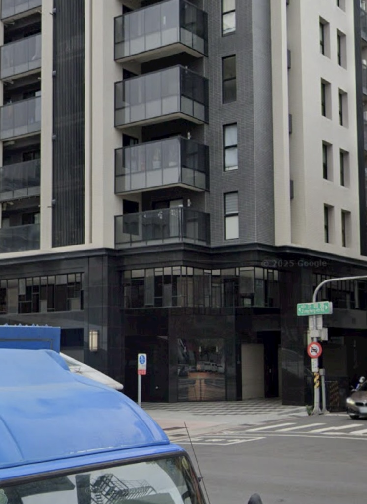 朴寶劍慢跑過程中在一棟大樓1樓暗色玻璃門自拍。（圖 / Google Map)