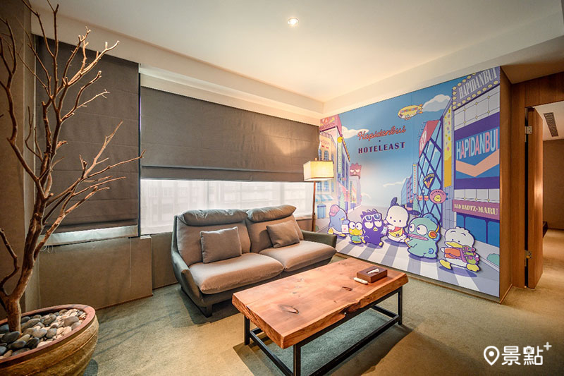 台北東旅「城市大冒險 - 行政三麗鷗主題套房」內有小客廳。