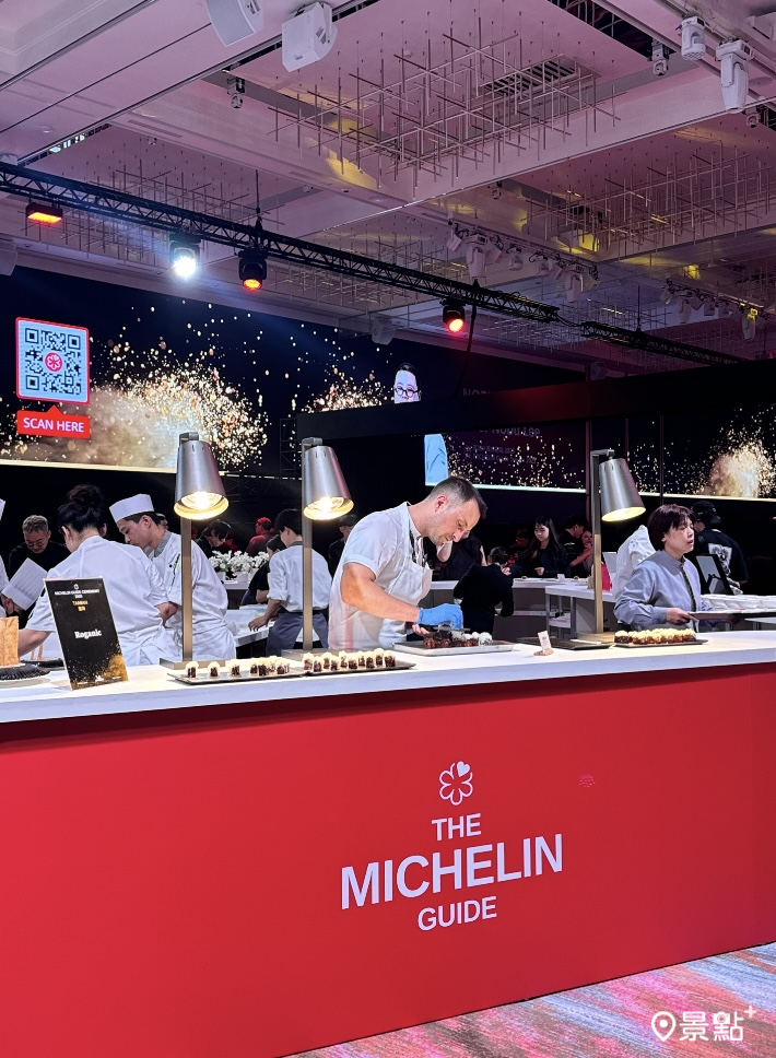 ROGANIC主廚在現場製作松露布甸。