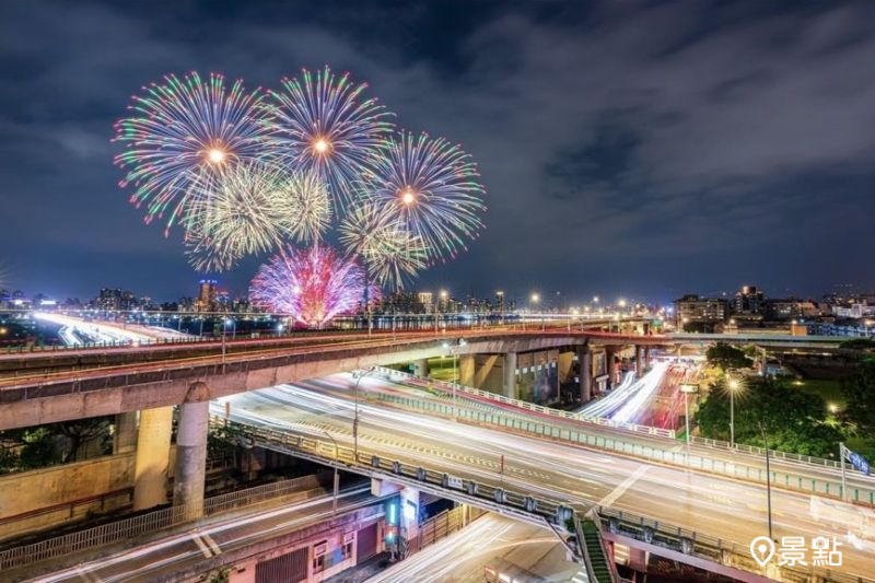 於「洛陽停車場」拍攝的大稻埕煙火美景。（圖／lider.0409）