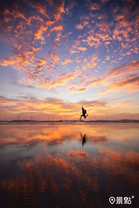 於「苗栗崎頂海邊」拍攝的火燒雲美景。（圖／pierrehuang）