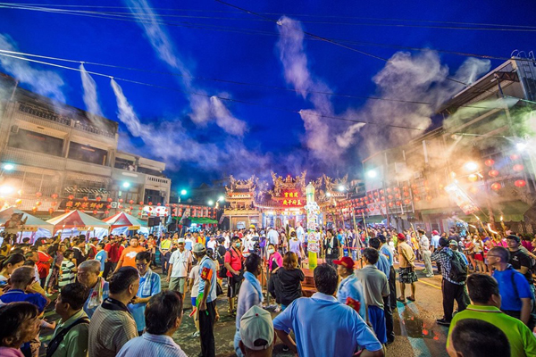 每年農曆七月前夕過溝建德宮舉行「火燈夜巡」，農曆七月鬼門開禁忌要注意。(圖／全台獨嘉 神鬼傳奇)