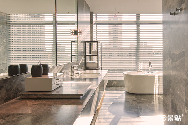 空間設計取材北美實木與安格拉灰大理石。