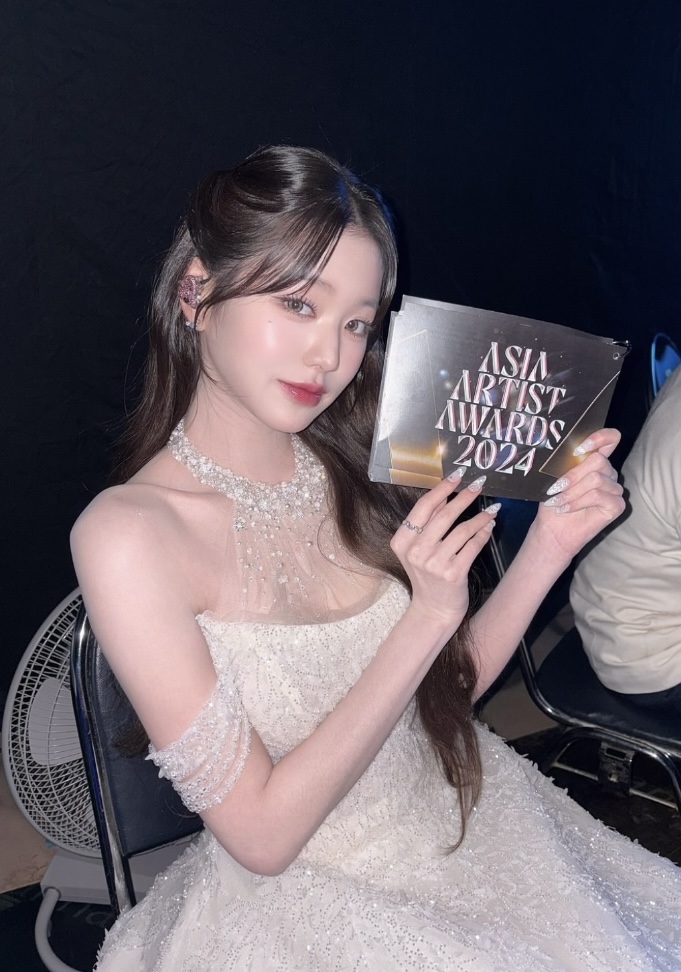 IVE張員瑛再次主持AAA頒獎典禮。(圖／for_everyoung10)