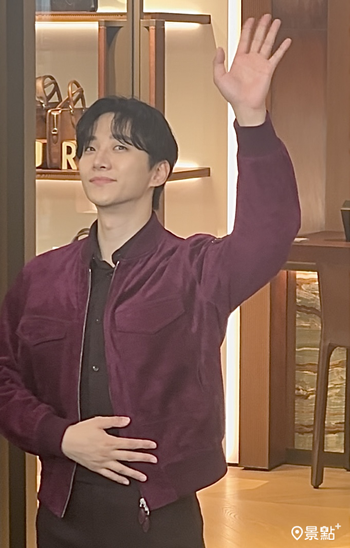 李俊昊向4樓粉絲揮手打招呼。