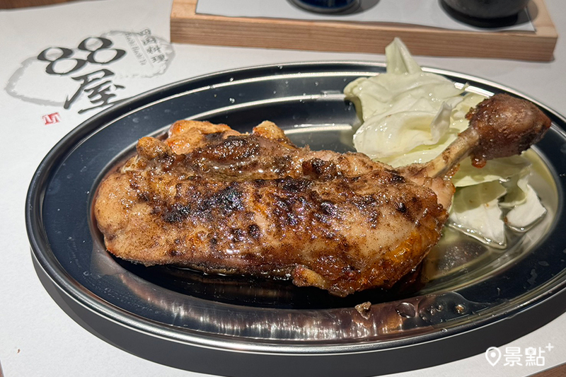 香川縣讚岐當地美食「 烤帶骨雞腿」。（圖／景點+ 張盈盈）