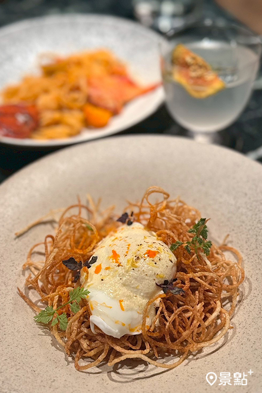 水波蛋紅咖哩炸馬鈴薯絲。