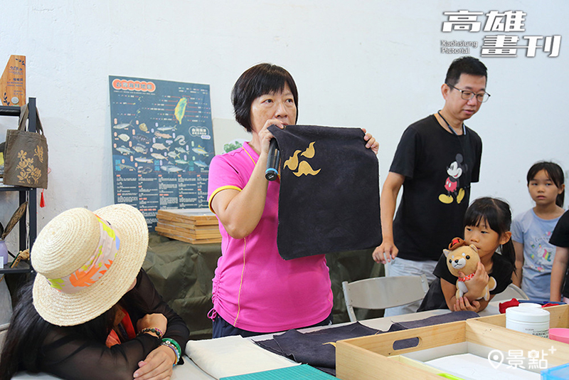 藍染工藝師陳梅講解拔染的步驟技巧。