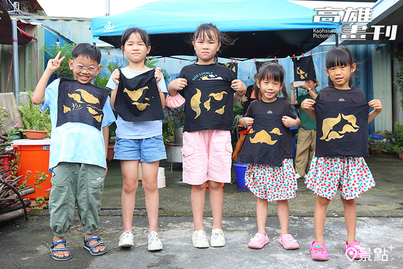 小朋友親手體驗菱角染布，滿懷期待完成獨一無二的作品。