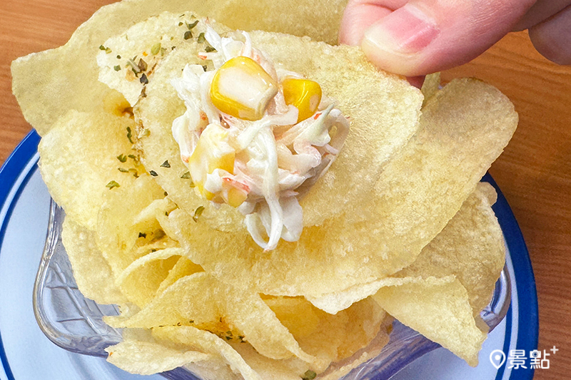 酥脆洋芋片佐捲心菜沙拉。