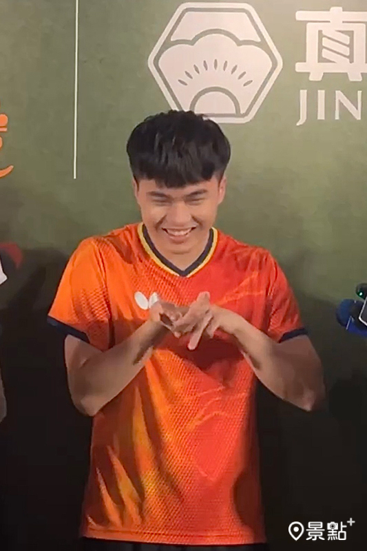 喜愛壽司的林昀儒擺出做握壽司的動作。