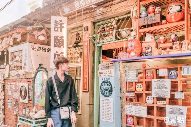 日式復古風格「許願所」搭配抽籤許願服務，吸引網友前往拍照打卡。（圖／rhlij_______）