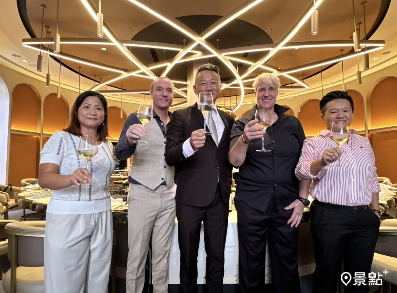 創辦人林國威(中)與酒商合作夥伴一同合影。