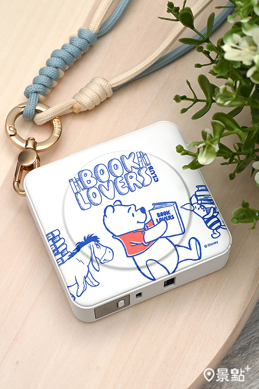 八合一行動電源。