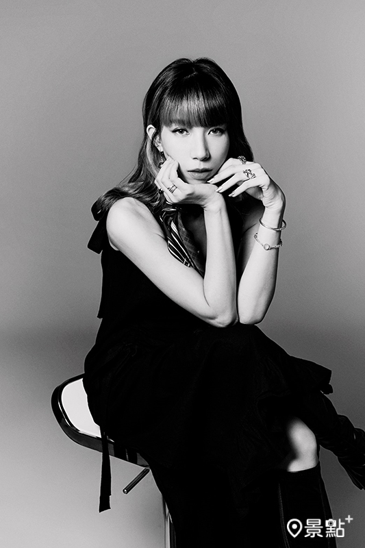 邀請首位登上英國美術館的台灣時裝設計師王子欣現身分享穿搭哲學，為衣著增添時尚巧思。