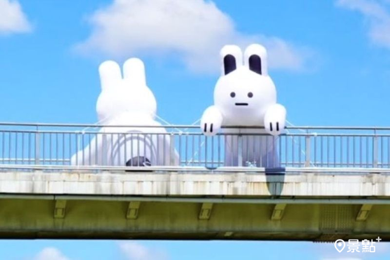 4米巨型「兔兔Q」於新月橋登場，吸引網友前往拍照打卡。（圖／chih07090616）