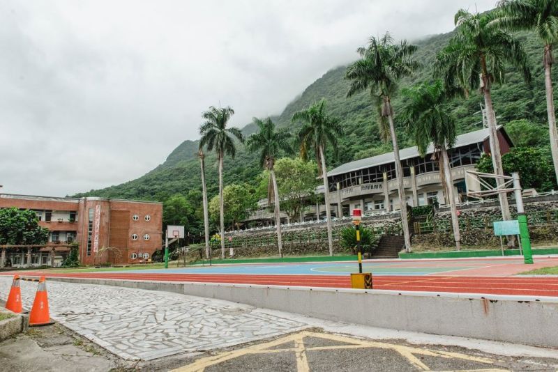 加灣神社位於花蓮縣立景美國小後山麓一帶。
