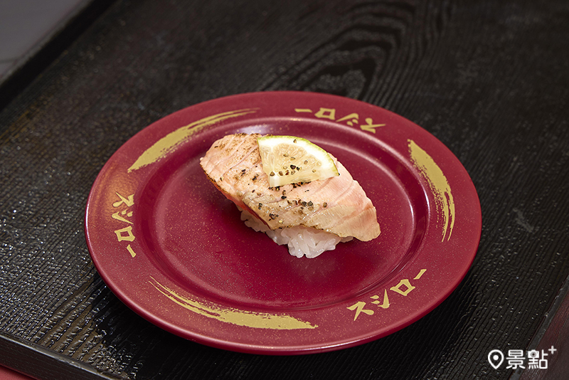 檸檬胡椒炙燒生鮭魚。