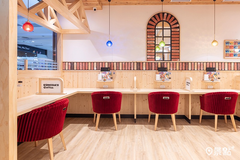 林口三井店座位區。