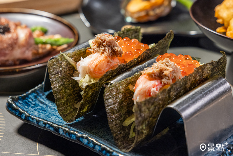 兩道秋蟹美饌〈蟹膏蟹肉鮭卵手捲〉及〈香穗雪蟹茶巾揚〉9月15日起也同步上桌。