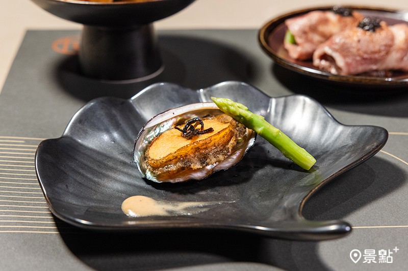 嫩煎鮑魚佐蕈菇奶油醬。