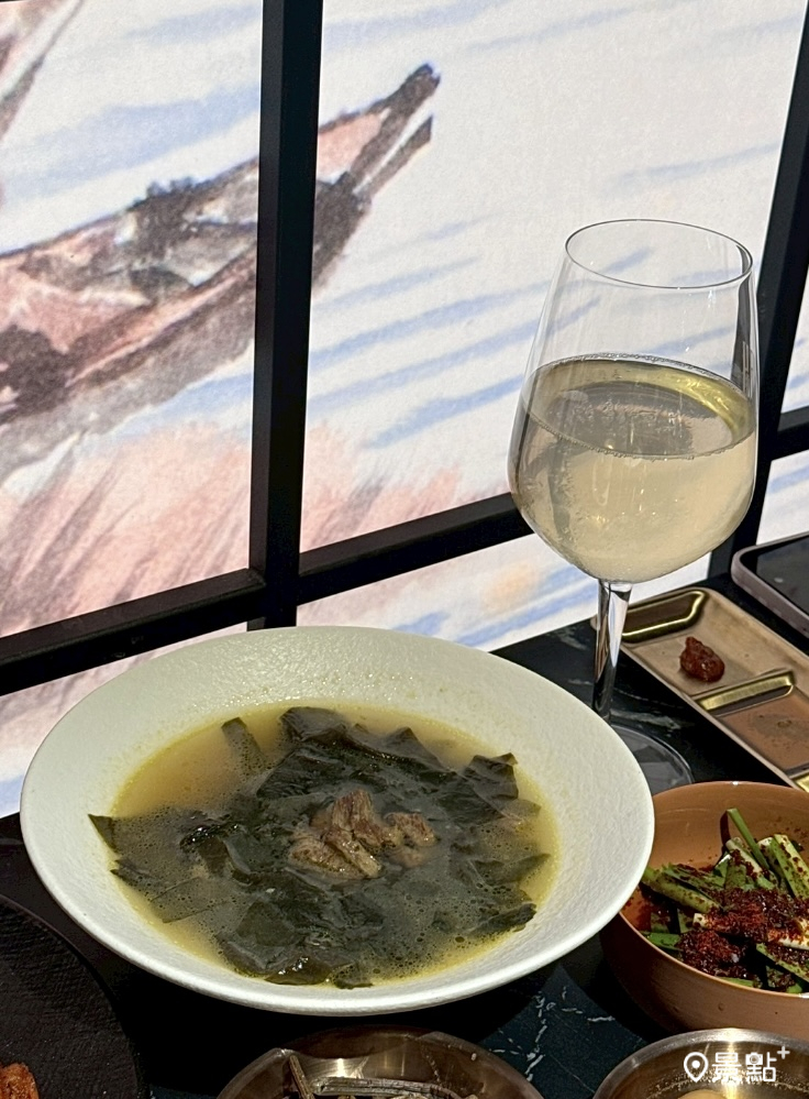 BAY也會為壽星獻上海帶湯，感受韓國傳統又暖心的生日祝福。（圖/景點+張盈盈）