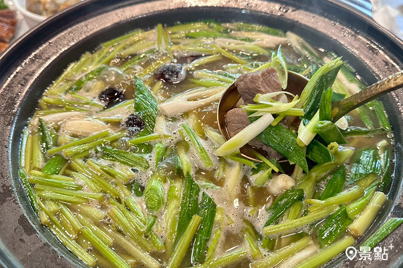 鵝肉川許多熟客超愛的「魷魚螺肉蒜」需要預約。（圖／景點+ 張盈盈）