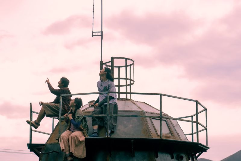 許光漢（右）在《他年她日》擔綱男主角「薯仔」，與陳澤耀（左）飾演的弟弟「番茄」、韓佩瑤飾演的青梅竹馬「巧兒」一起生活在長年區。