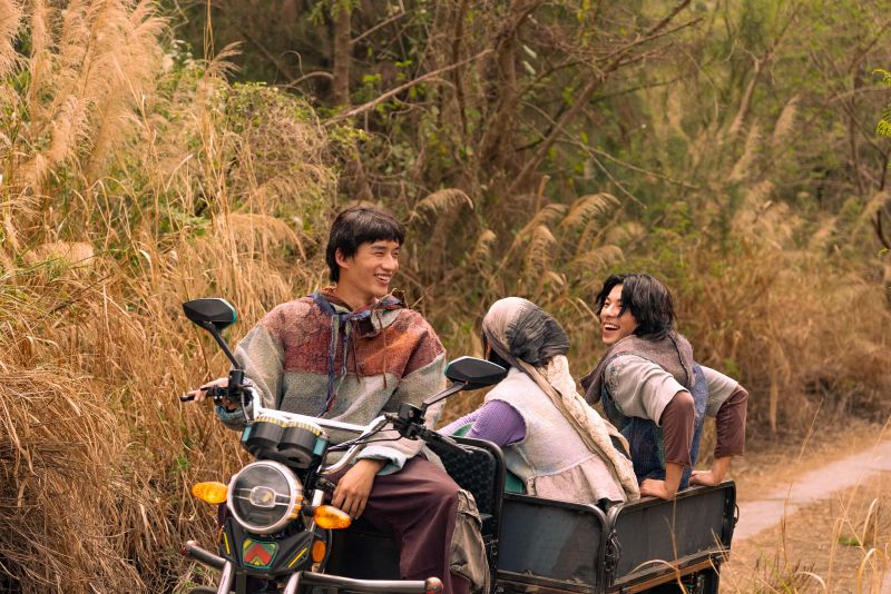 許光漢（右）在《他年她日》中十分疼愛照顧飾演弟弟的陳澤耀（左）。