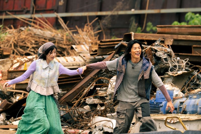 許光漢（右）及袁澧林合作《他年她日》成為年度最具話題銀幕情侶「光林CP」。（圖／甲上娛樂，以下同）