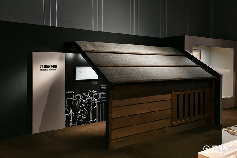 展覽搭建張捷藏畫的閣樓模擬裝置。