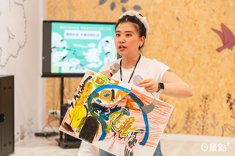 邀請藝術家許尹齡以「我的藏話箱」為題，帶領孩子動手畫出那些藏在心裡的秘密。