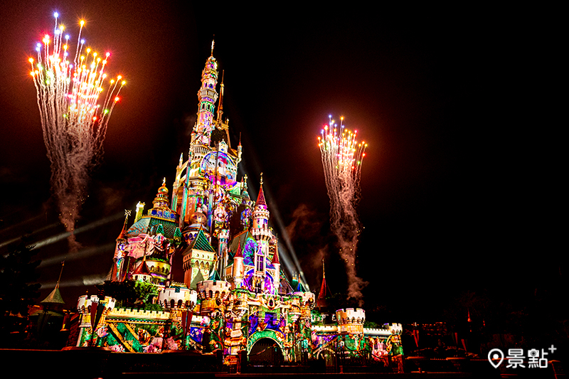 遊客可在奇妙夢想城堡前參與最夢幻的「跨年倒數派對」迎接2026新年。