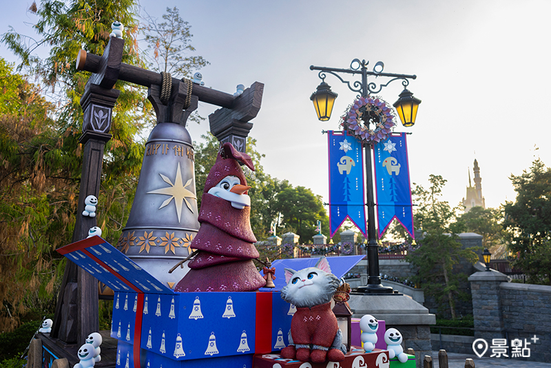 王國將以閃耀的聖誕裝飾、覆雪聖誕樹及可愛雪寶小雪人。