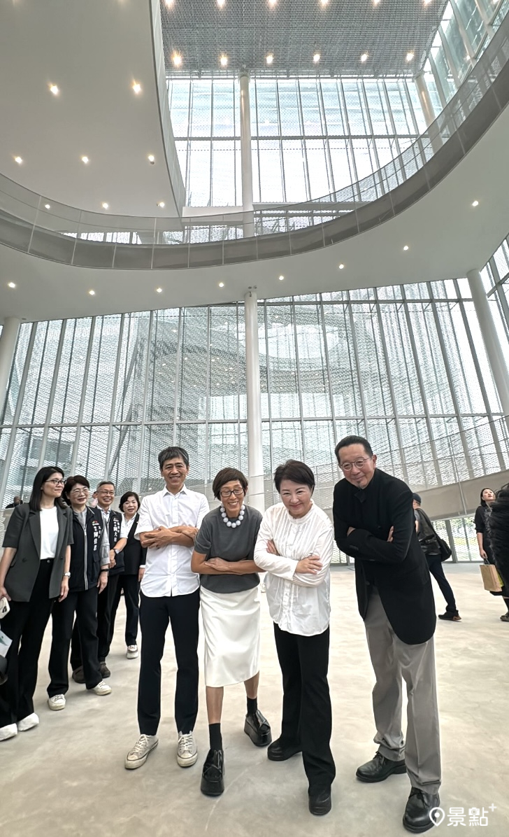 日本建築師妹島和世、西澤立衛與台中市長盧秀燕嘗試一起在27米垂直超高大廳拍下打卡照。（圖 / 景點+ 張盈盈）