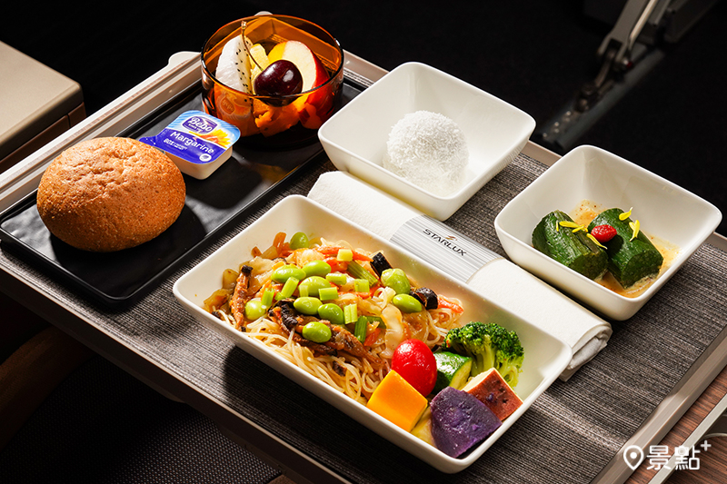 星宇航空聯手米其林推薦「鈺善閣」，於機上推出天然素食養生懷石料理。（圖／星宇航空，以下同）