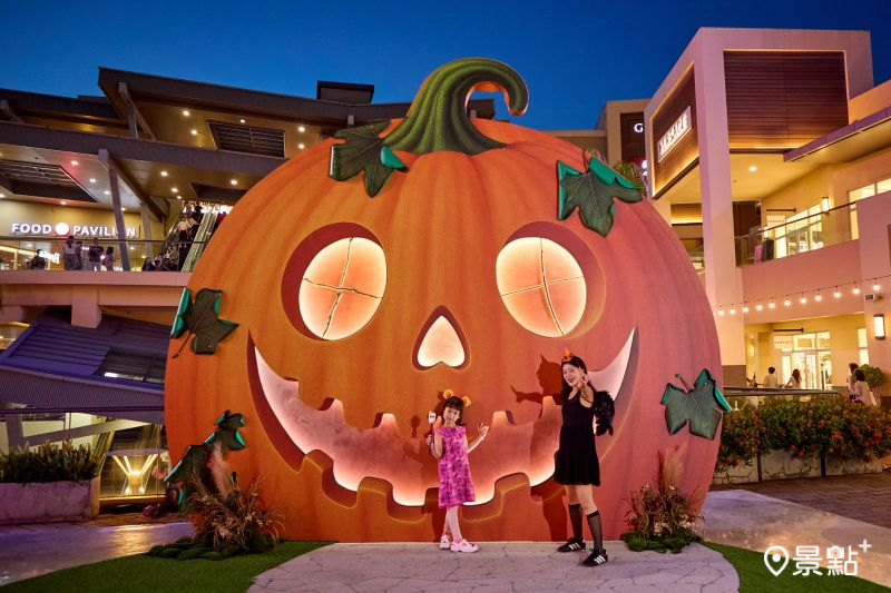 「南瓜谷魔法村」大王南瓜燈塔。（圖／GLORIA OUTLETS華泰名品城，以下同）