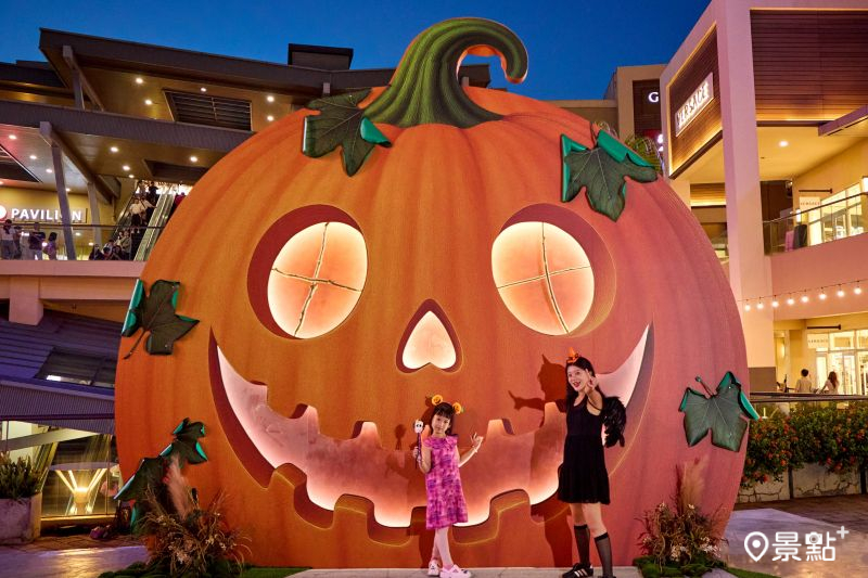 華泰名品城「南瓜谷魔法村」打造4米南瓜燈塔，即日起至10月31日登場。（圖／GLORIA OUTLETS華泰名品城）