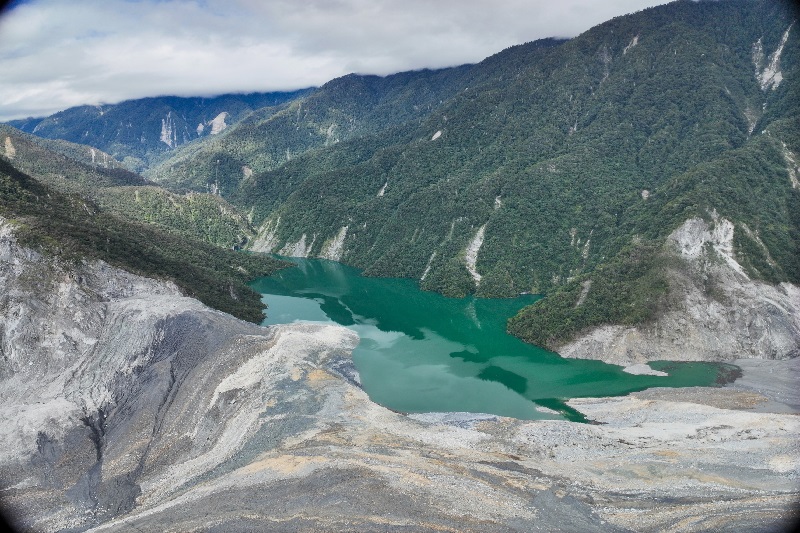 9月23日馬太鞍溪堰塞湖發生溢流事件，此為9月6日堰塞湖空拍影像。(圖／農業部）