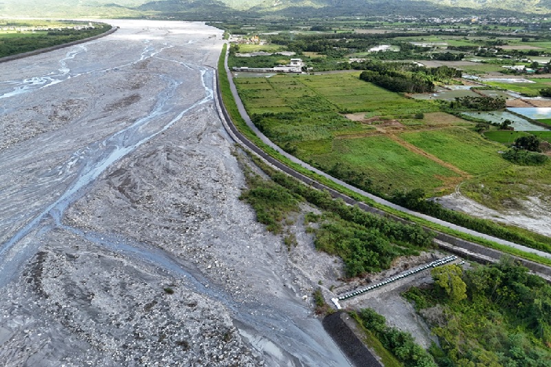 馬太鞍溪下游開口堤封堵。(圖／農業部）