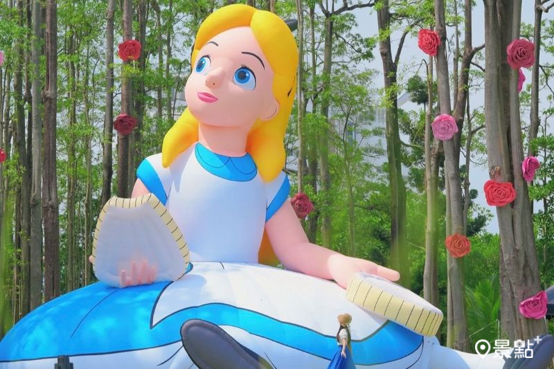 2025光織影舞以《愛麗絲夢遊仙境》為主題，打造9米巨型愛麗絲氣偶。（圖／tsotso_1206）