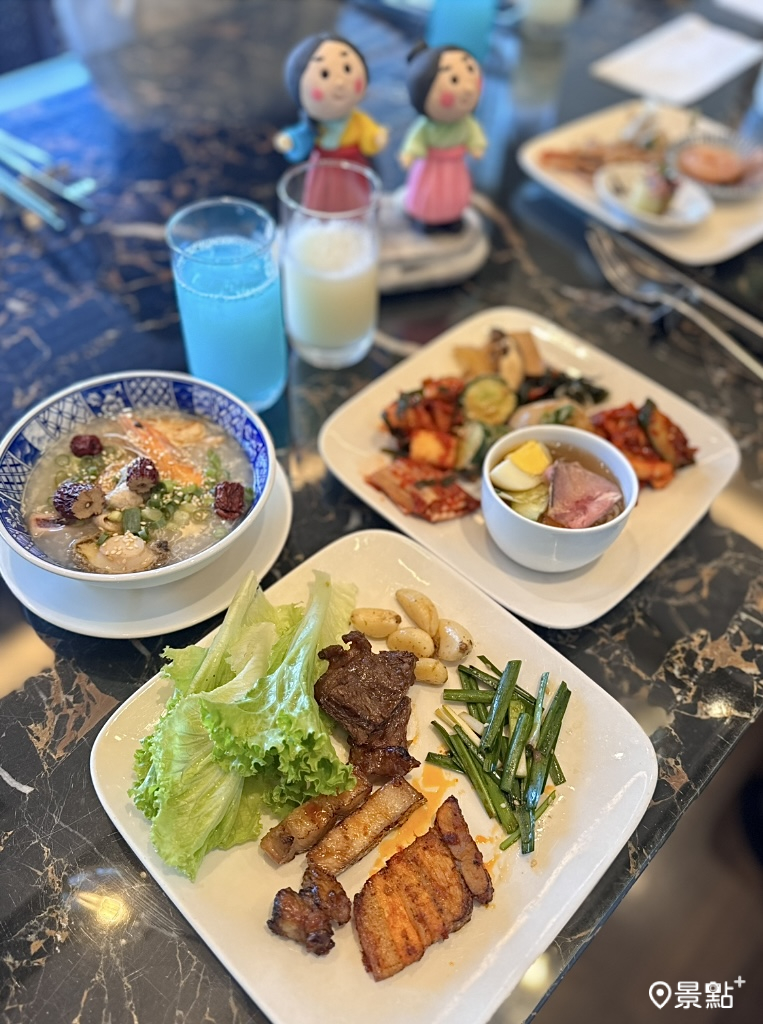 鮑魚海鮮人蔘雞粥(左)、韓式烤肉(下)、韓式炸雞到沁涼水冷麵(右側小缽)裝盤起來吃到飽，相當過癮！