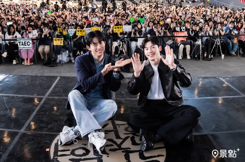 許光漢與玉澤演在釜山影展公開戶外舞台進行對談，吸引大批粉絲到場。